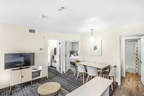 Pillowtop beds, desk, laptop workspace, blackout drapes - TownePlace Suites By Marriott Mobile (Mobile)