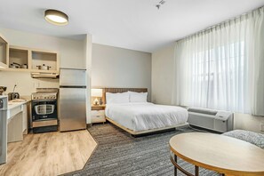 Estudio, 1 cama de matrimonio con sofá cama | Colchones con acolchado adicional y escritorio
