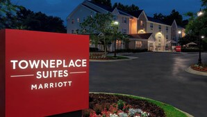 A large hotel with a prominent red sign reading "Towneplace Suites Marriott." - TownePlace Suites by Marriott Savannah Midtown (Savannah)