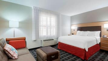 Pillowtop-patjalliset sängyt, työpöytä, silitysrauta/-lauta