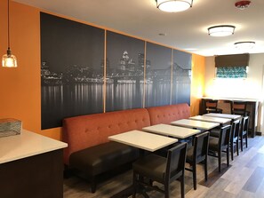 Desayuno completo gratuito y diario