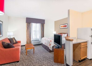 Colchones con acolchado adicional, escritorio, cortinas opacas