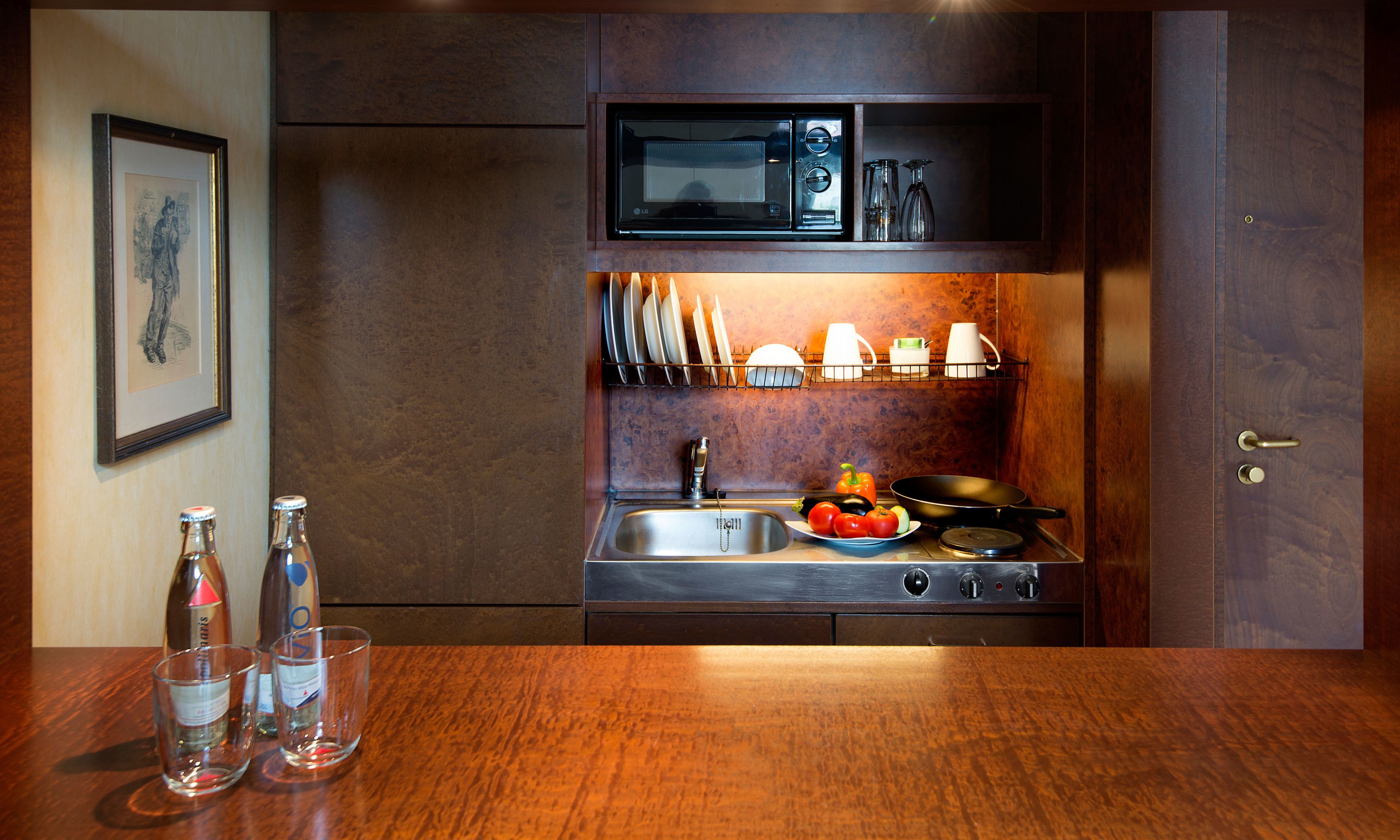 fridge, microwave, stovetop, coffee/tea maker