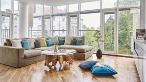 Penthouse Suite | 客房內保險箱、書桌、筆電工作空間、遮光布/窗簾