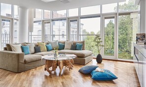 Penthouse Suite | Allergikerbettwaren, kostenlose Minibar, Zimmersafe, Schreibtisch