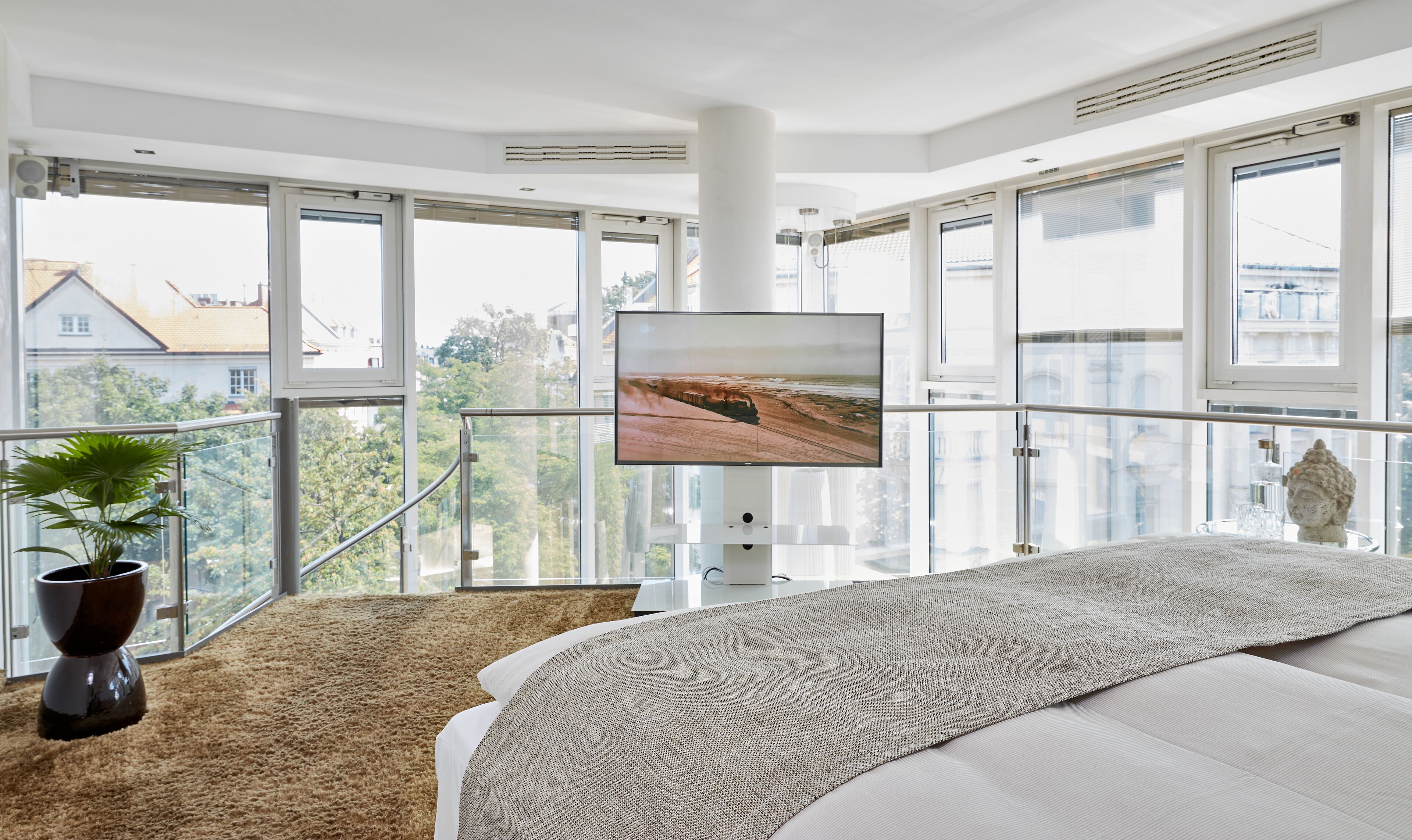 Penthouse Suite | Ropa de cama hipoalergénica y caja de seguridad en la habitación 