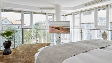 Penthouse Suite | Ropa de cama hipoalergénica y caja de seguridad en la habitación