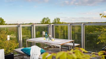 Penthouse Suite | Allergikerbettwaren, kostenlose Minibar, Zimmersafe, Schreibtisch