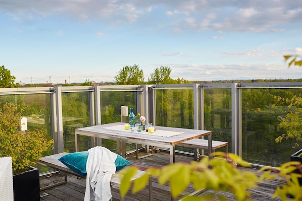 Penthouse Suite | Allergikerbettwaren, kostenlose Minibar, Zimmersafe, Schreibtisch