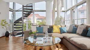Penthouse Suite | 客房內保險箱、書桌、筆電工作空間、遮光布/窗簾
