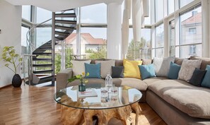 Penthouse Suite | Allergikerbettwaren, kostenlose Minibar, Zimmersafe, Schreibtisch