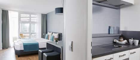 Quarto superior | Frigobar, escrivaninha, espaço de trabalho para notebook