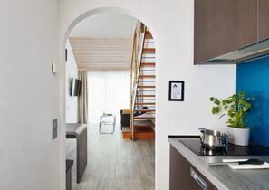 Business Duplex | Minibar, desk, laptop workspace, blackout drapes