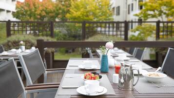 Tägliches Frühstücksbuffet (19 EUR pro Person)