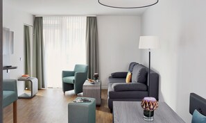 Escritorio, espacio para trabajar con laptop y cortinas blackout 