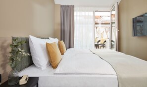 Minibar, desk, laptop workspace, blackout curtains - Living Hotel Nürnberg (Nuremberg)