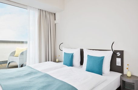 Escritorio, espacio para trabajar con laptop y cortinas blackout . Living Hotel Nürnberg