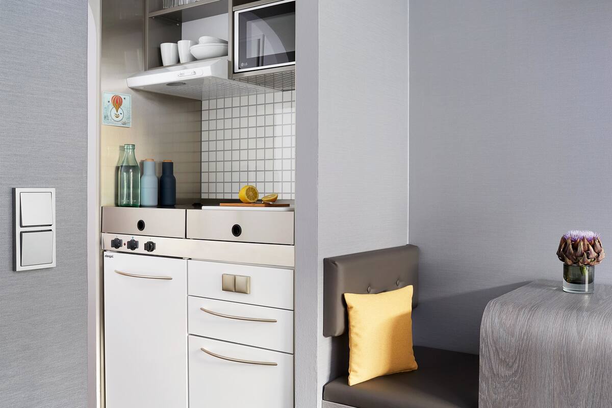 fridge, microwave, stovetop, coffee/tea maker