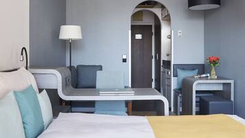 Hochwertige Bettwaren, Daunenbettdecken, Zimmersafe, Schreibtisch