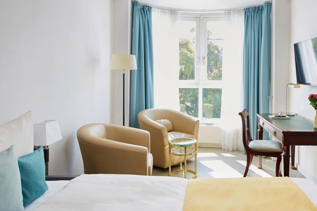 Premium bedding, down comforters, in-room safe, desk