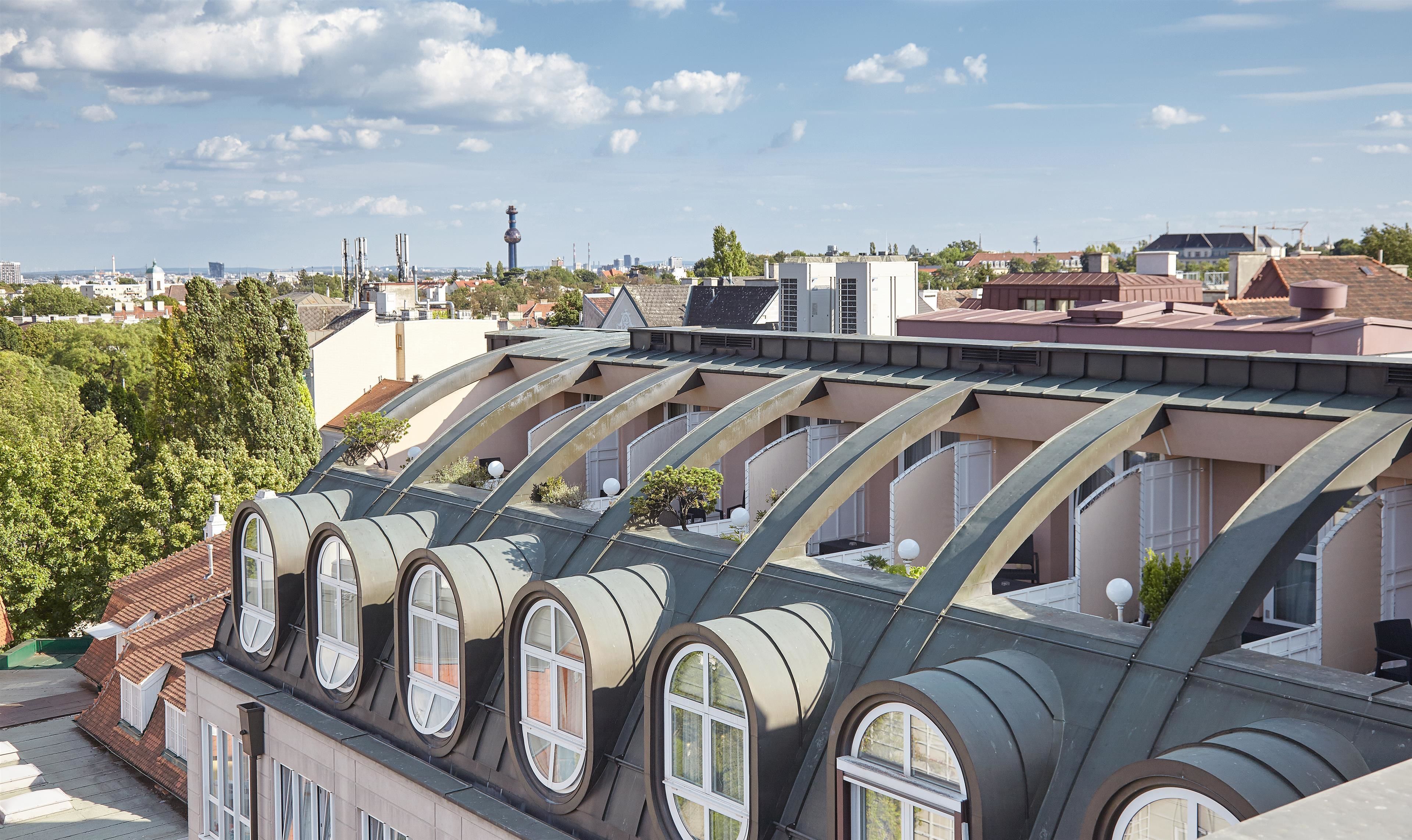 Un edificio con varios tragaluces y vistas a la ciudad.