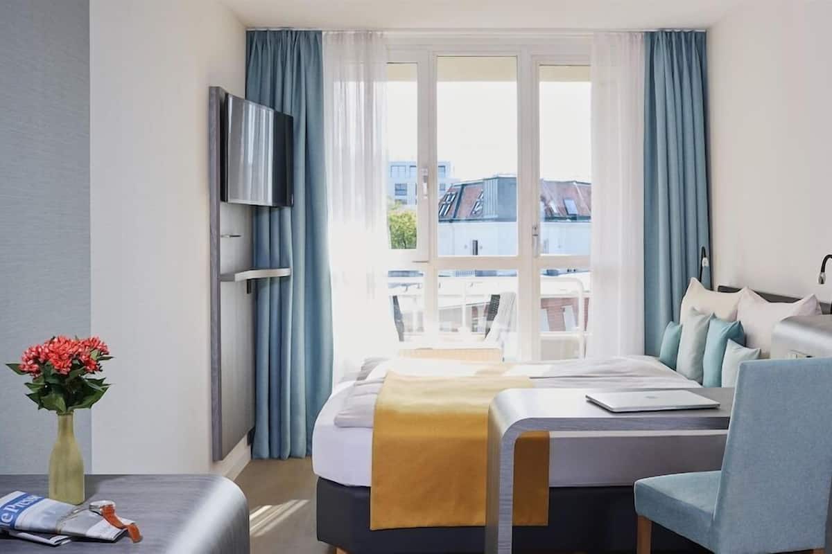 Sengetøy av topp kvalitet, dundyner, safe på rommet og skrivebord