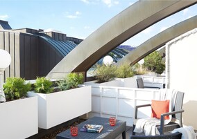 Ylelliset vuodevaatteet, untuvapeitot, tallelokero huoneessa, työpöytä