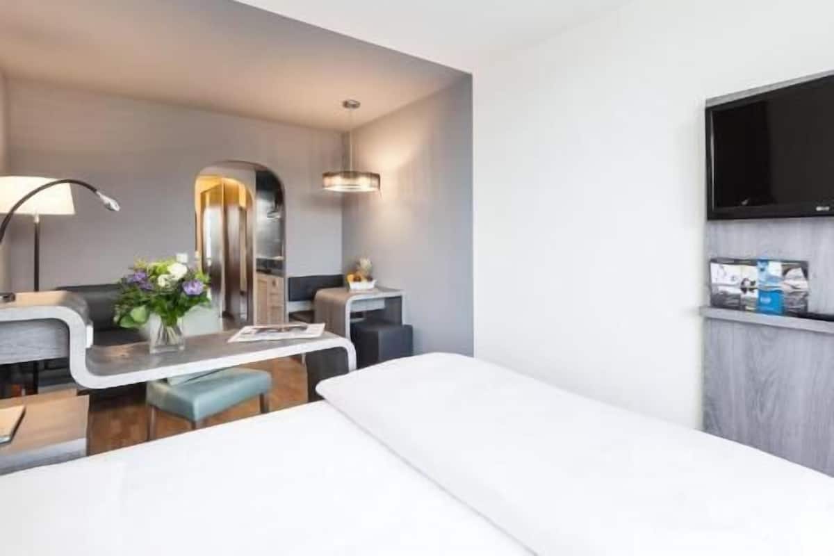 Premium bedding, down comforters, in-room safe, desk