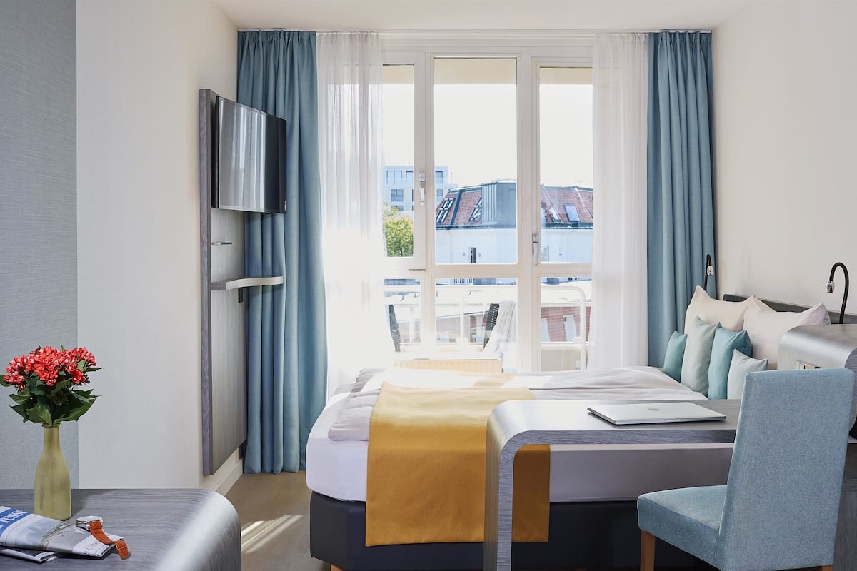 Sengetøy av topp kvalitet, dundyner, safe på rommet og skrivebord
