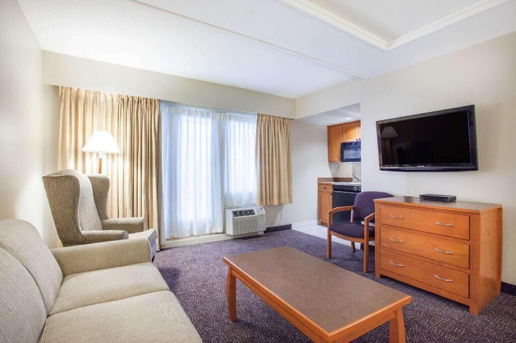 起居区 | 42-英寸电视（配备有线频道）