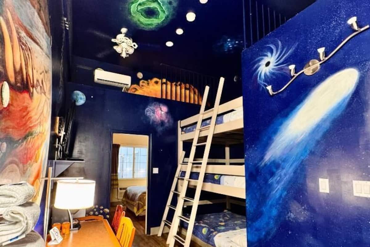 Space Suite, 1 Queen Bed, 3 Bunk Beds | Escritorio, cortinas opacas, tabla de planchar con plancha