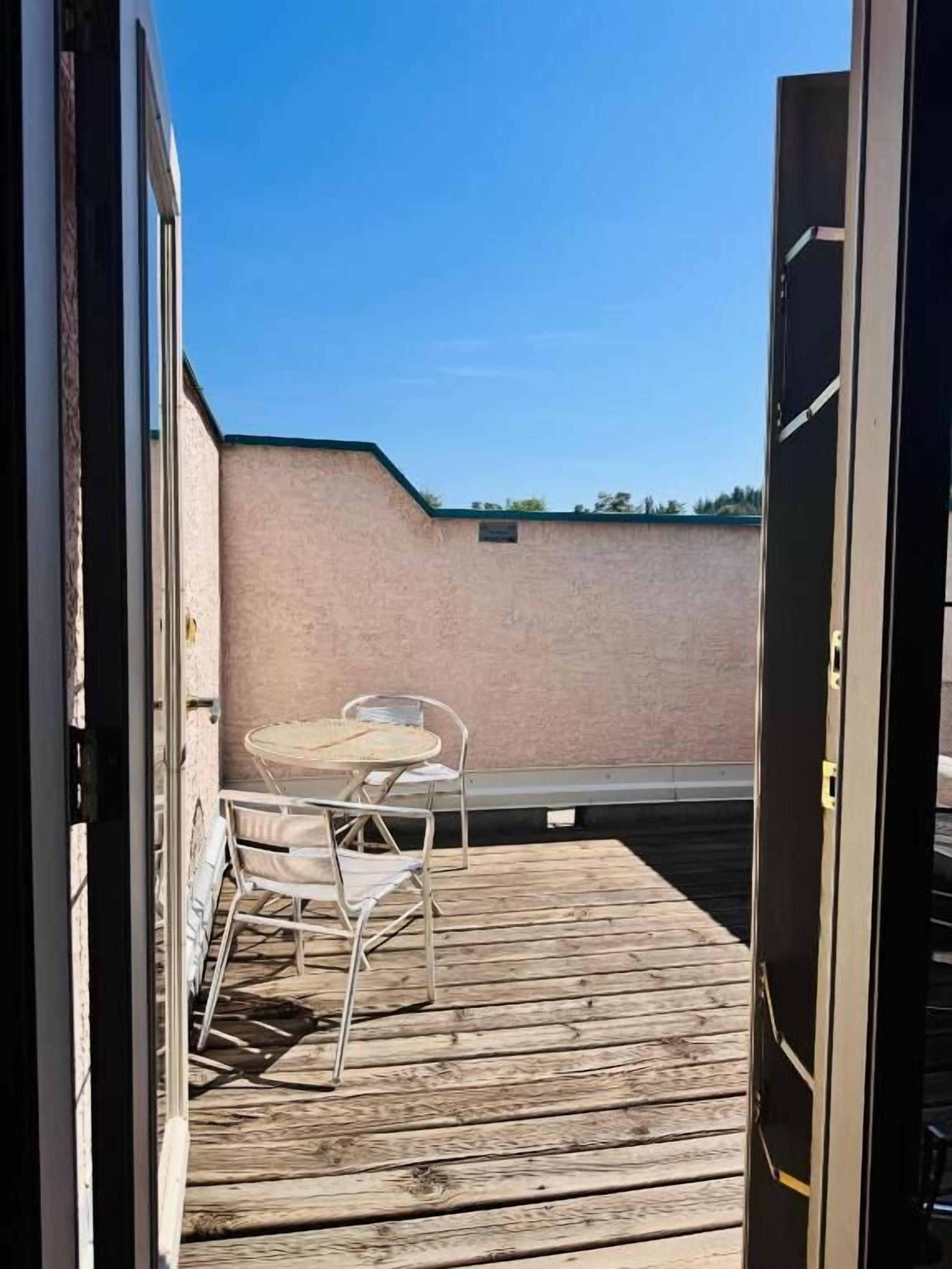 Jetted Tub Efficiency Suite, 1 King Bed | Terrace/patio