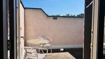 Jetted Tub Efficiency Suite, 1 King Bed | Terrace/patio