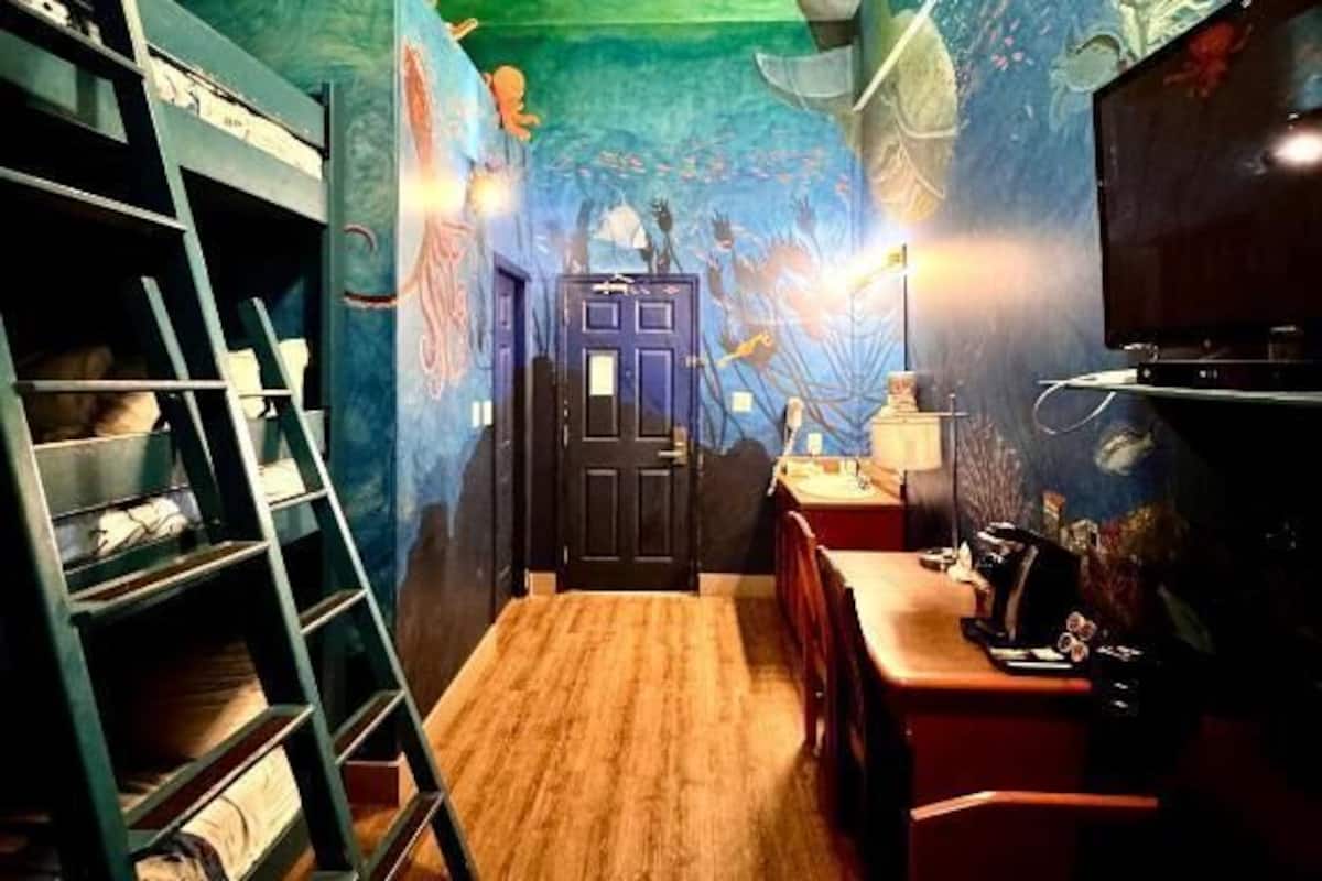 Themed Suite, 1 Queen Bed, 3 Bunk Beds | Escritorio, cortinas opacas, tabla de planchar con plancha