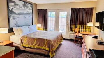 Deluxe Kitchenette Studio, 1 King Bed | Desk, blackout curtains, iron/ironing board, free cots/infant beds