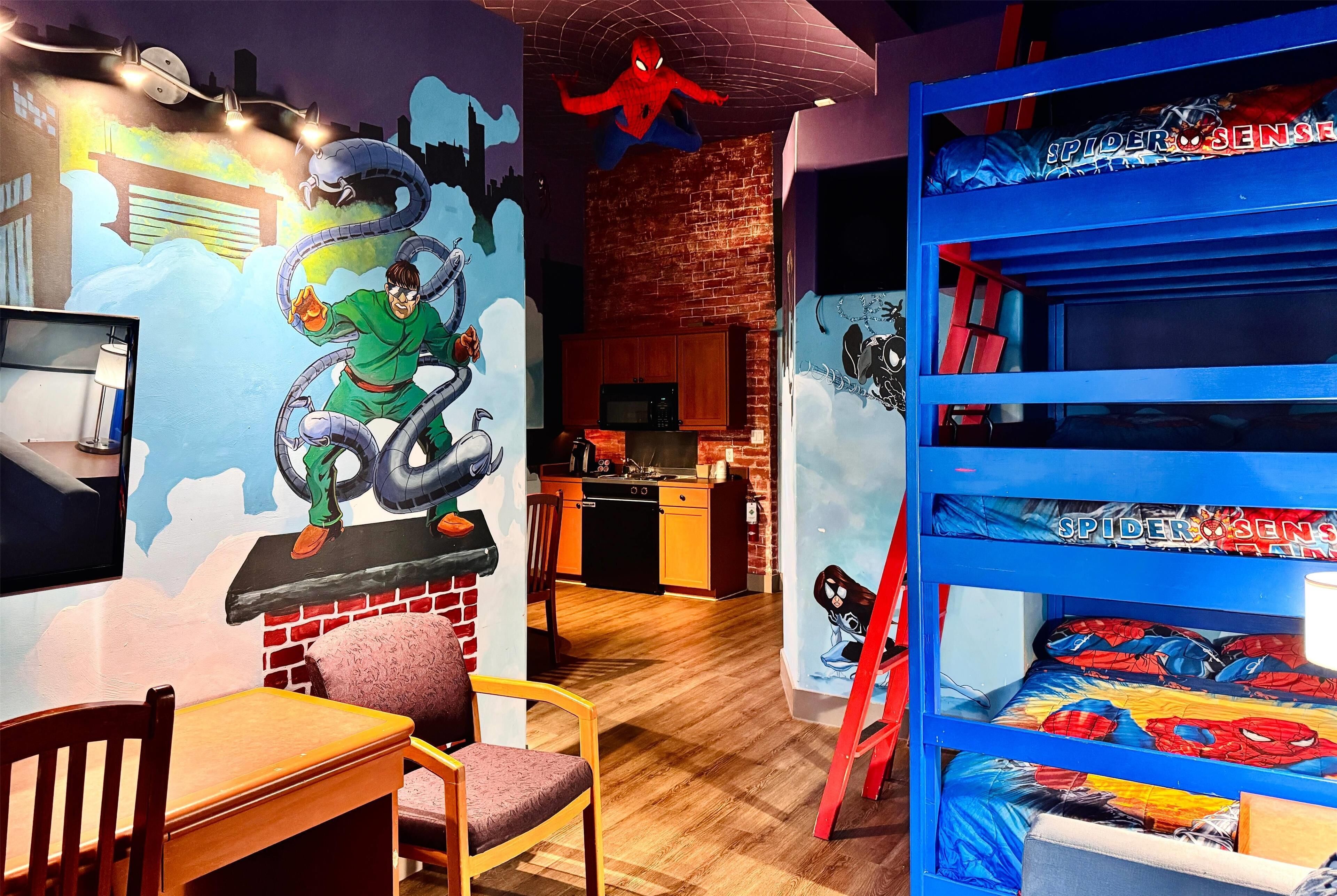 Themed Poolside Efficiency Suite, 1 Queen Bed, 3 Bunk Beds | Escritorio, cortinas opacas, tabla de planchar con plancha