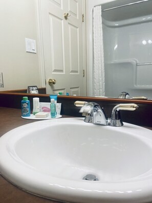 Articles de toilette gratuits, sèche-cheveux, serviettes fournies