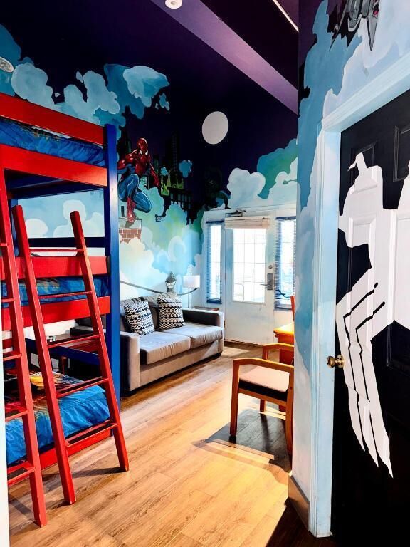 Themed Poolside Efficiency Suite, 1 Queen Bed, 3 Bunk Beds | Skrivebord, arbejdsområde til bærbare computere, mørklægningsgardiner