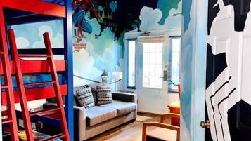 Themed Poolside Efficiency Suite, 1 Queen Bed, 3 Bunk Beds | Skrivebord, arbejdsområde til bærbare computere, mørklægningsgardiner