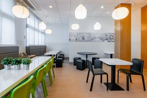 Desayuno buffet diario (EUR 7.9 por persona)