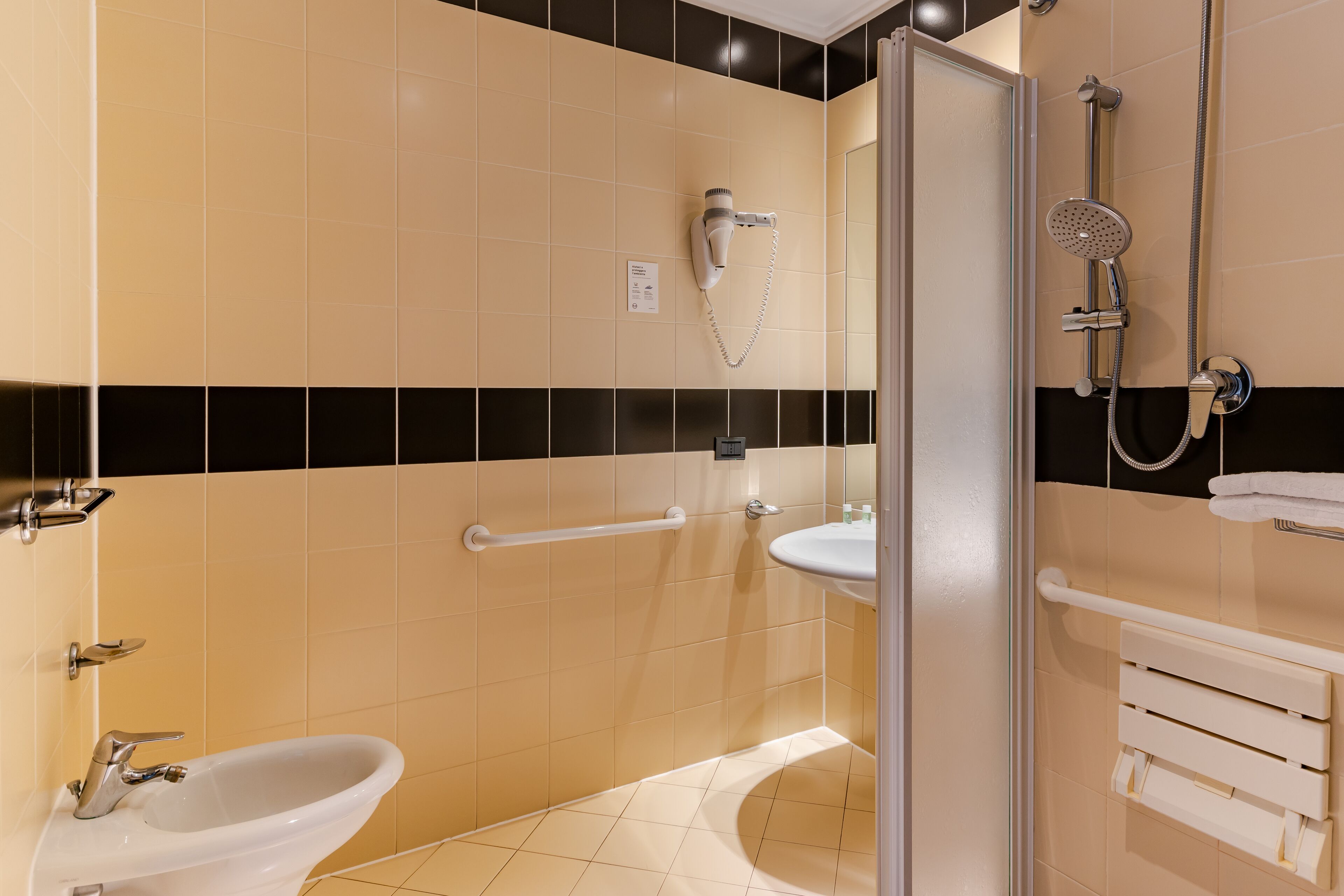 triple room, accessible, non smoking | bathroom | shower, hair dryer, bidet, towels