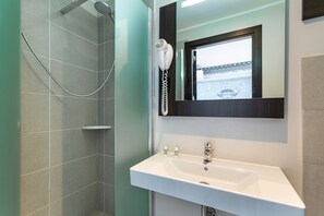 1 slaapkamer, een kluis op de kamer, een bureau, geluiddichte muren