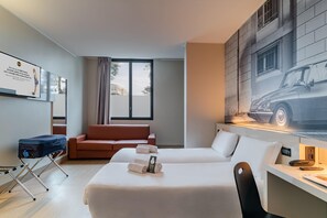 Habitación con 2 camas individuales, no fumadores | 1 dormitorio, caja fuerte, escritorio y sistema de insonorización