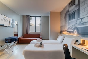 Habitación con 2 camas individuales, no fumadores | 1 dormitorio, caja fuerte, escritorio y sistema de insonorización
