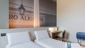 Camera con 2 letti singoli, non fumatori | Una cassaforte in camera, una scrivania, insonorizzazione