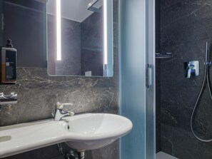 Superior Double Room, Non Smoking | Bilik Mandi | Pancuran mandi, pengering rambut, bidet, tuala disediakan 