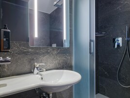Ducha, secador de pelo, bidet, toallas