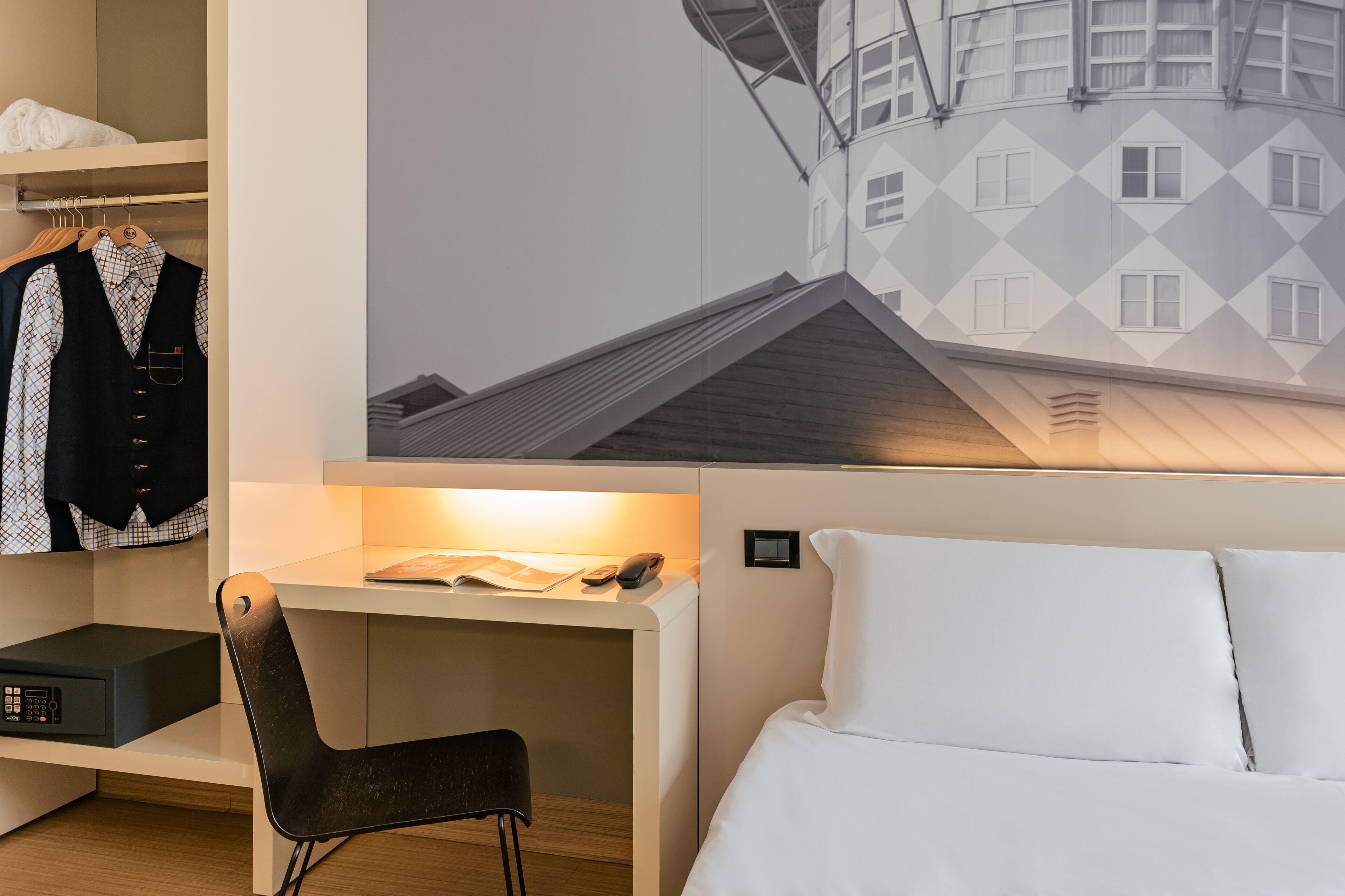 triple room, accessible, non smoking | 1 bedroom, in-room safe, desk, soundproofing