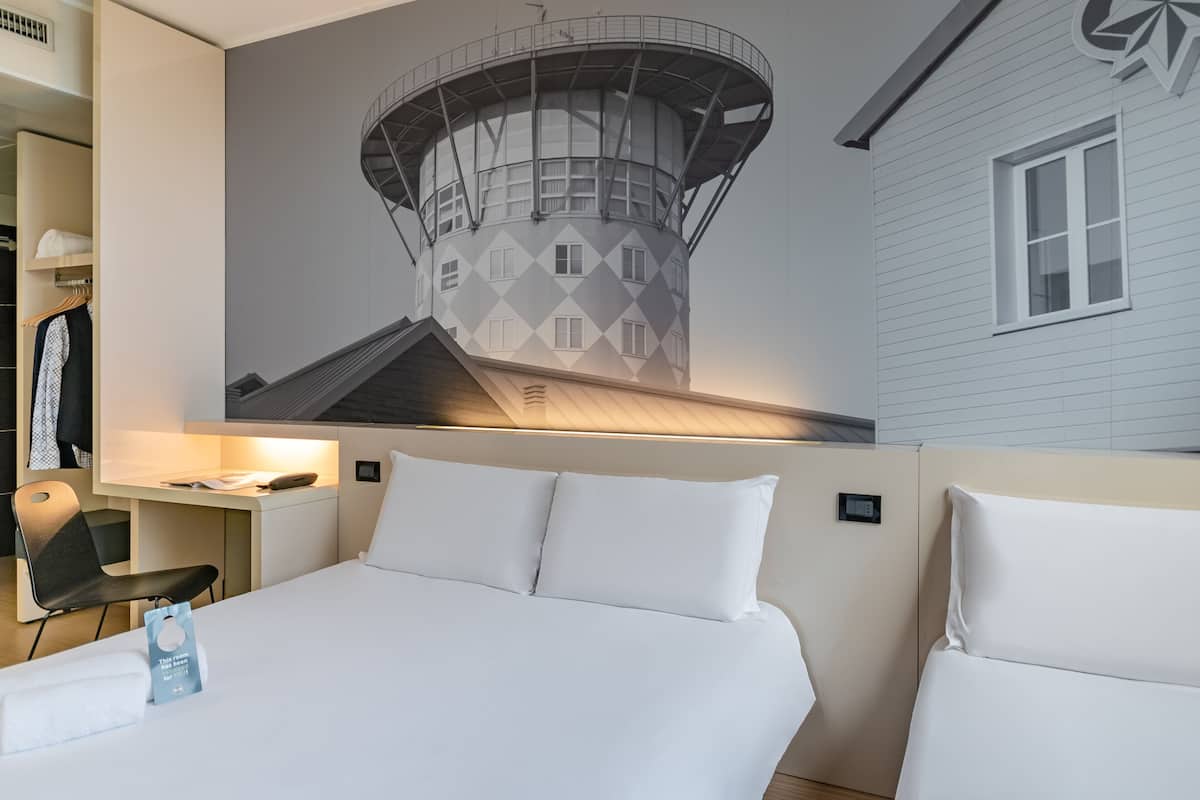 Triple Room, Accessible, Non Smoking | In-room safe, desk, soundproofing, cots/infant beds