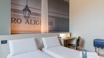 Camera con 2 letti singoli, non fumatori | Una cassaforte in camera, una scrivania, insonorizzazione